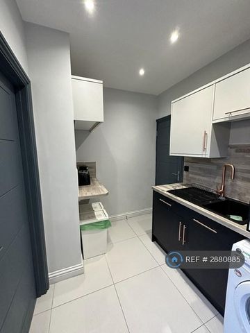 1 bedroom in a house share to rent - Photo 4