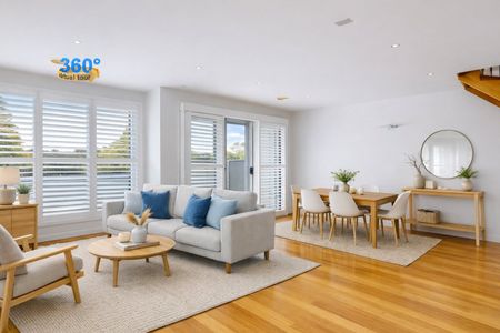 Unparalleled Elegance on the Water's Edge - Photo 2