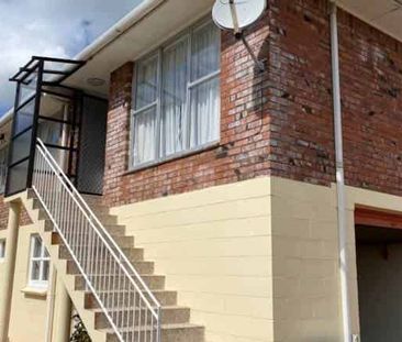 Two bedroom with single garage! - Photo 3