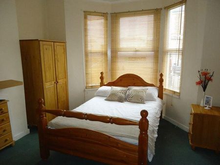 4 bedroom terraced house to rent - Photo 5