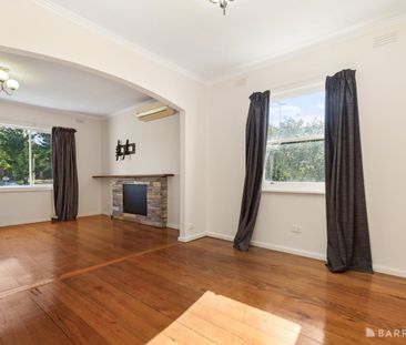 Classic Charm with Contemporary Comfort in the Heart of Ringwood - Photo 6