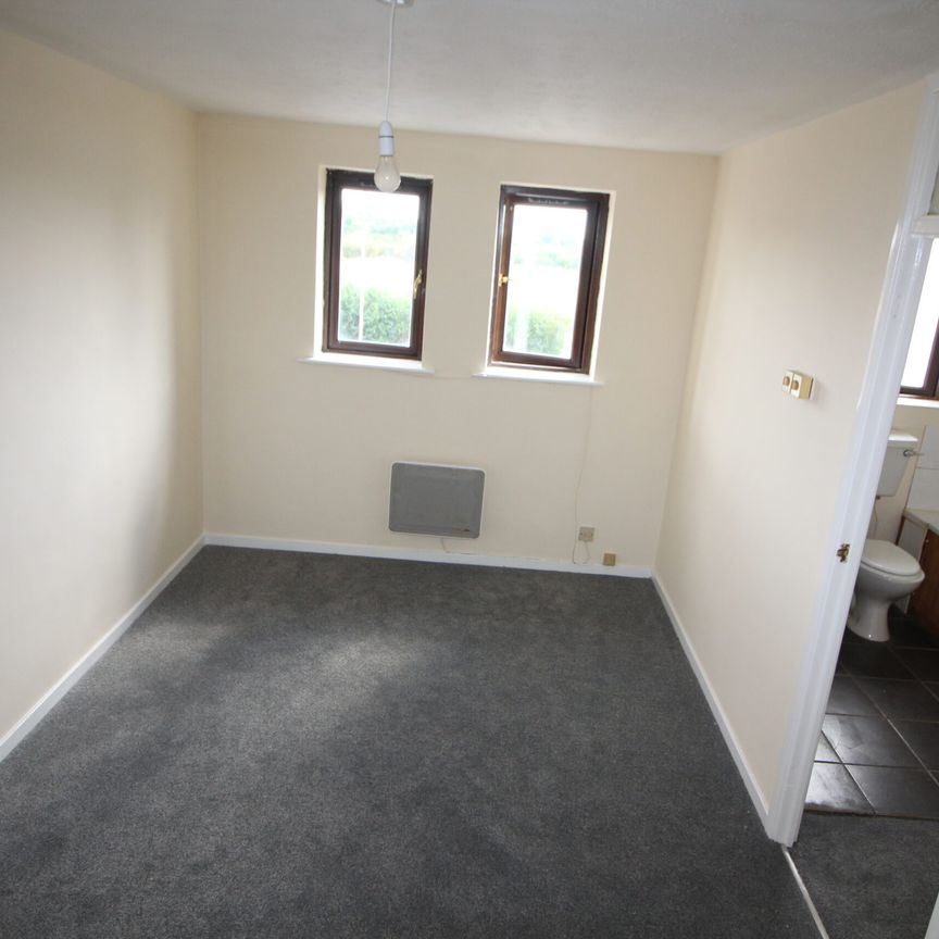 Botwell Common Road, Hayes - Photo 1