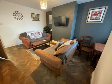 1 bedroom in a house share to rent - Photo 2