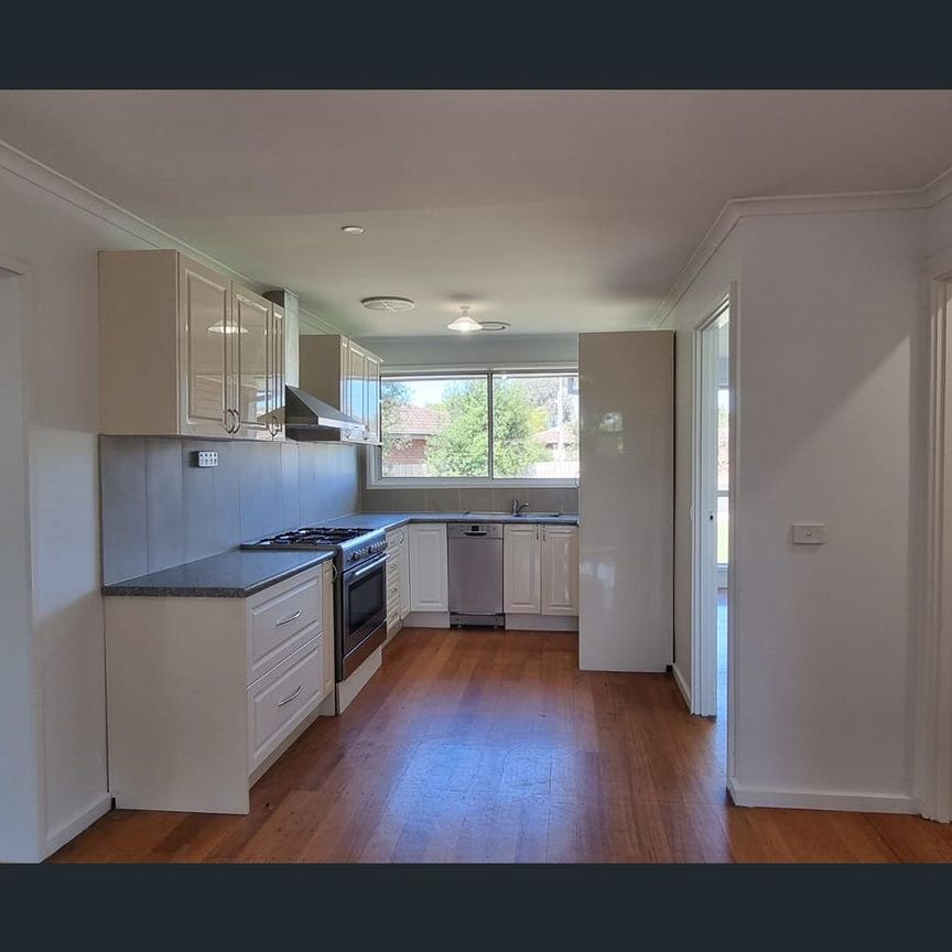 Charming Home in a quiet court, opposite parklands - Photo 1