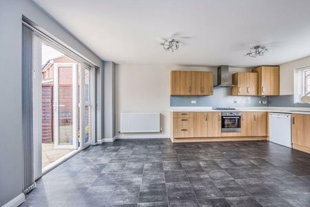 3 bedroom semi-detached house to rent - Photo 5