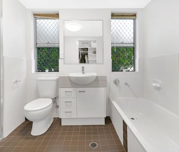 Spacious Ground Floor Apartment with Huge Wraparound Terrace - Photo 6