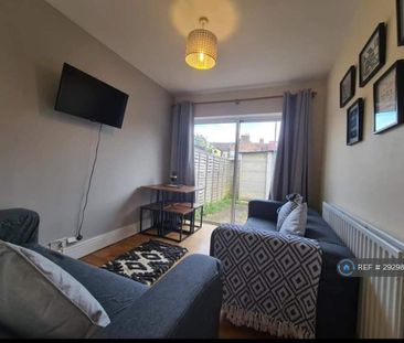 1 bedroom in a house share to rent - Photo 1