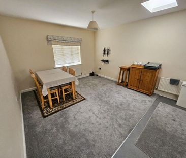 2 bedroom coach house to rent - Photo 1