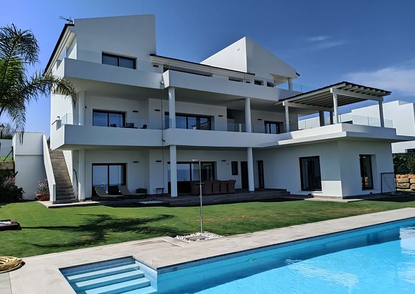 Villa with spectacular sea views for rent in Alcaidesa