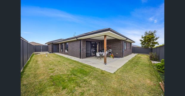 Large Executive Home In Established Estate! - Photo 1