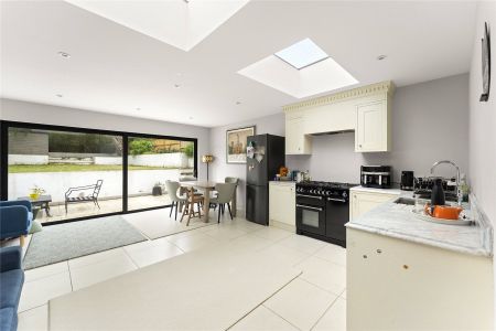 Manor Drive, Surbiton, KT5 flat to rent - Photo 2