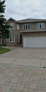 A private bedroom with a private bathroom available now - Photo 4