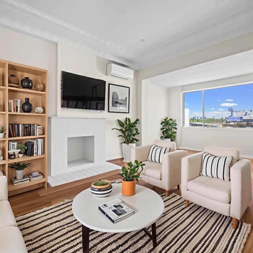 Renovated & Light Filled Three Bedroom Abode - Photo 1