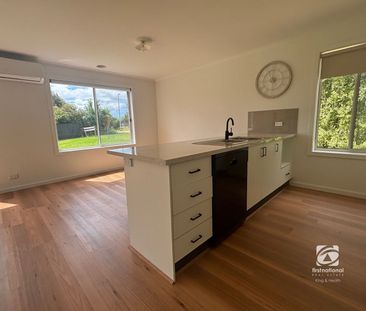 CONTEMPORARY FAMILY LIVING! - Photo 5