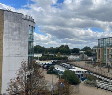 3 Bed Penthouse, Town Meadow, TW8 - Photo 2