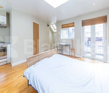 Top floor Studio in a Zone 1 Location Minutes to Old street Station - Photo 2
