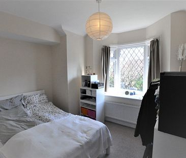 A 1 Bedroom Flat Instruction to Let in Bexhill On Sea - Photo 2