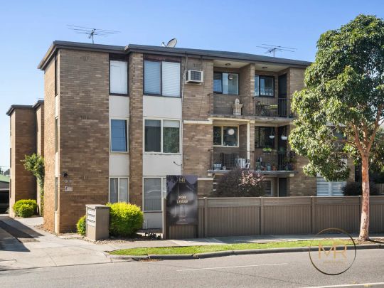 “Bright 2-Bedroom Apartment with Stunning City Views in Essendon” - Photo 1