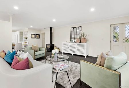 "Spacious Single-Level Property with Sunlit Conservatory - Perfect for Comfortable Living!" - Photo 2