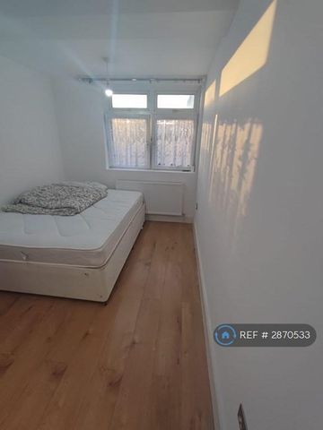 4 bedroom flat to rent - Photo 5
