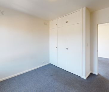 Low maintenance one bedroom apartment - Photo 3