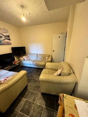 16 Tates Avenue, Belfast, BT9 7BY - Photo 2