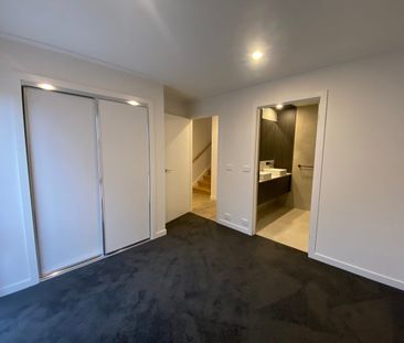 Stylish 3-Bedroom Home in Quiet Yarraville Estate - Photo 2