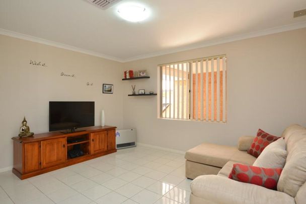 FULLY FURNISHED MODERN 2 BEDROOM UNIT! - Photo 1