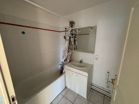 APPARTEMENT NON MEUBLÉ EN PLEIN COEUR DU CENTRE VILLE AVEC PLACE DE PARKING EN SOUS TERRAIN - Photo 4