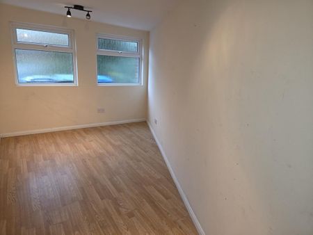 4 bedroom detached house to rent - Photo 4