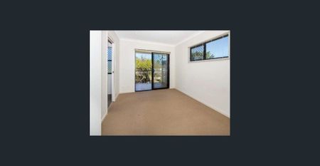 Conveniently located 2-story townhouse. - Photo 4