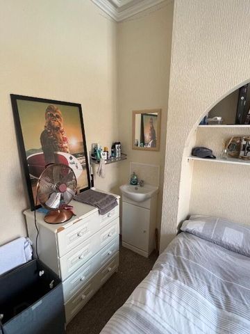 24 Malone Avenue, Room 4, Belfast, BT9 6ER - Photo 2