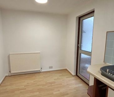 3 bedroom Three Bedroom House to rent - Photo 6