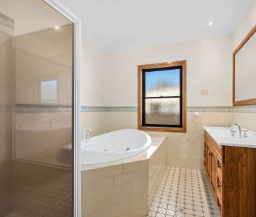 Spacious 4 Bedroom Home with Swimming Pool! - Photo 6