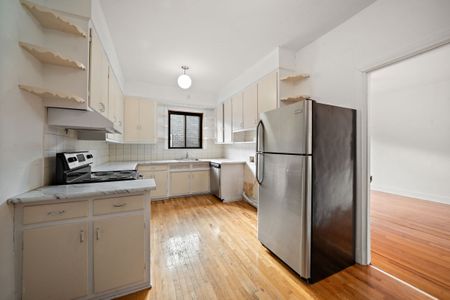 Mercier : Logement de 3 chambres+bureau et cour exclusive offert en location semi-meublée. - Photo 3