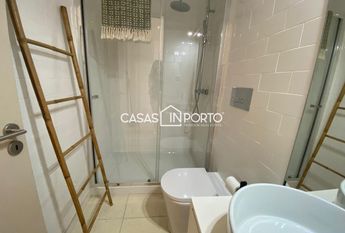 Apartamento T0+1 para arrendamento na Rua Santa Catarina, Porto