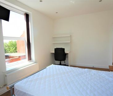 3 bedroom flat to rent - Photo 3