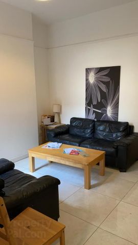 Room 3 7 Eglantine Gardens, BT96EZ, Belfast - Photo 5