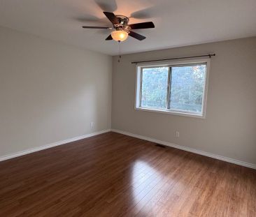 Central – 3 bed, 2 bath top floor unit in four-plex - Photo 6