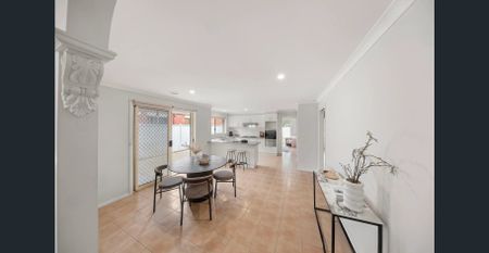 Comfortable Family Living Opposite Parklands - Photo 4