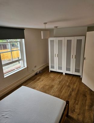 2 Bed Flat, Roehampton High Street, SW15 - Photo 1