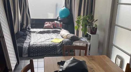 Sunny, Spacious 3-Bedroom Home near Trentham Park - Photo 3