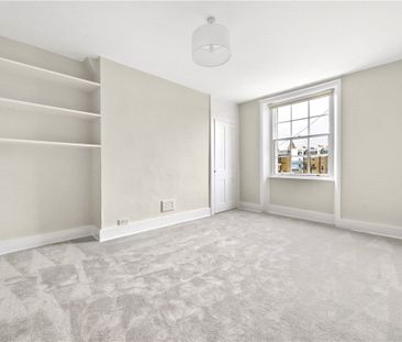 A newly redecorated and recarpeted two bedroom flat situated on the... - Photo 6