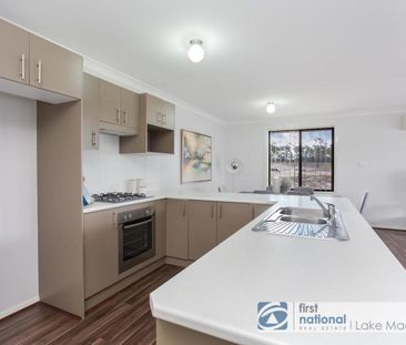 BEAUTIFUL FAMILY HOME BACKING ONTO A PEACEFUL RESERVE - Photo 2