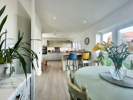 3 bedroom detached house to rent - Photo 2