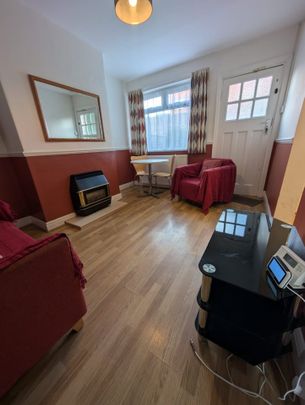 3 Bed Semi-Detached House, Kelso Gardens, LS2 - Photo 1