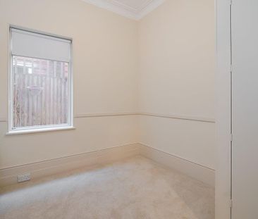 3 bedroom flat to rent - Photo 4