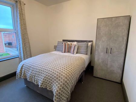 Large Rooms Newly Refurbished 10 Bed HMO St Johns Room 4 - Photo 2