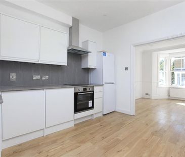 3 bedroom flat in London - Photo 1