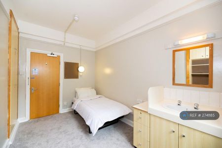 1 bedroom in a house share to rent - Photo 2